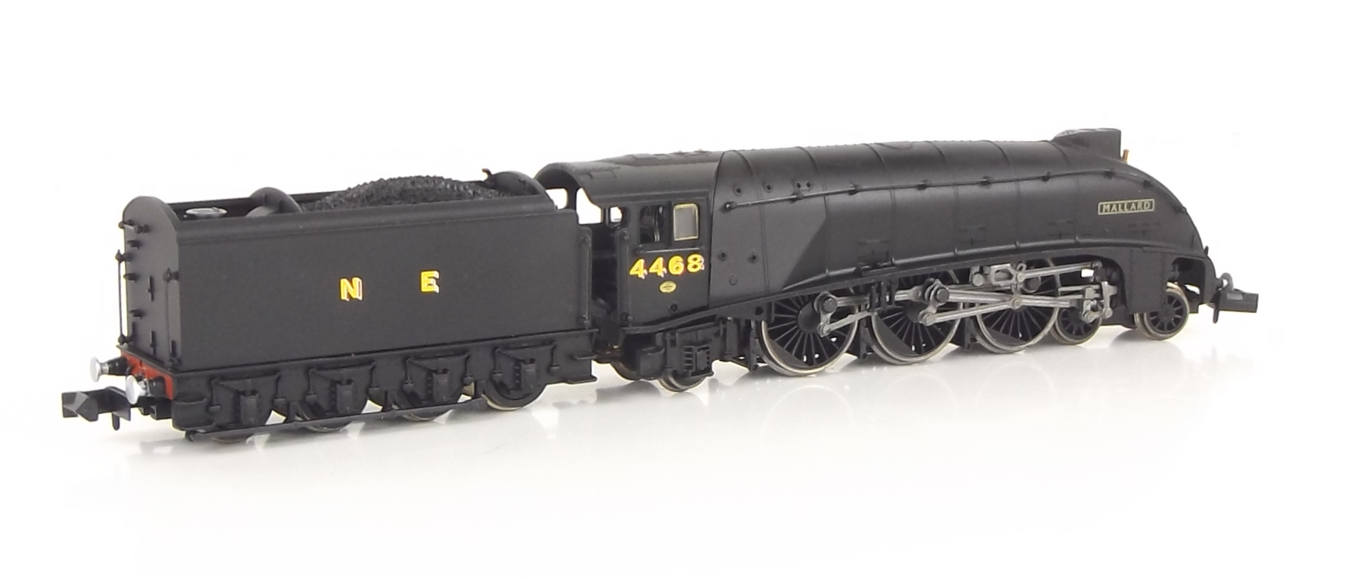 Dapol 2S-008-020 N Gauge LNER A4 4-6-2 4468 'Mallard' NE Black - Picture 2 of 2