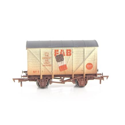 Dapol 4F-012-054 OO Gauge 12 Ton Ventilated Van Fab Lolly No.1 Weathered