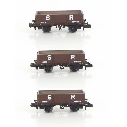 Rapido 942006 N Gauge Pack Of 3 SECR Diagram 1349 5 Plank Wagons Pre 1936 SR Brown Livery