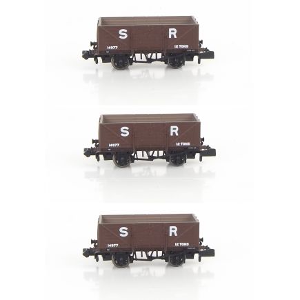 Rapido 942007 N Gauge Pack Of 3 SECR Diagram 1355 7 Plank Wagons Pre 1936 SR Brown Livery