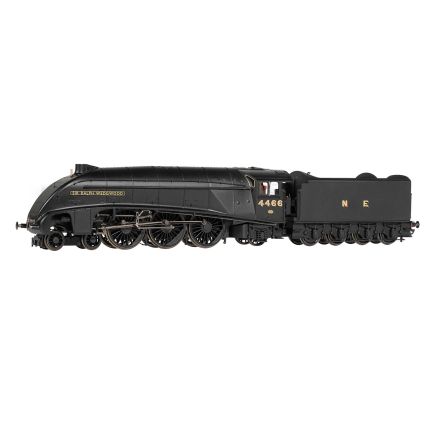 Hornby R30452 OO Gauge LNER A4 4-6-2 4466 'Sir Ralph Wedgwood' LNER Black VE Day 80th Anniversary