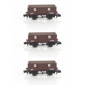 Rapido 942007 N Gauge Pack Of 3 SECR Diagram 1355 7 Plank Wagons Pre 1936 SR Brown Livery