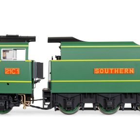 Hornby R30399SS OO Gauge SR Merchant Navy 4-6-2 21C1 'Channel Packet' SR Green Smoke Generator And Sound